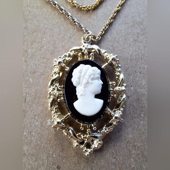 Vintage Judy Lee Black & White Cameo Set - Clip On Earrings & Necklace - Picture 3 of 6